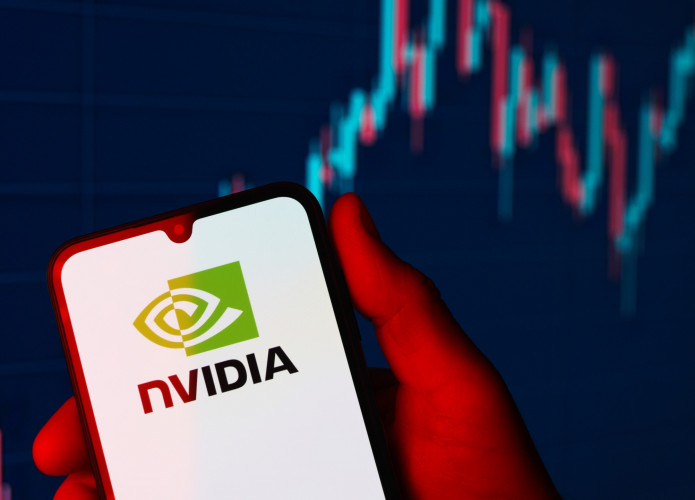 Pessoa segurando celular com logomarca da Nvidia na tela