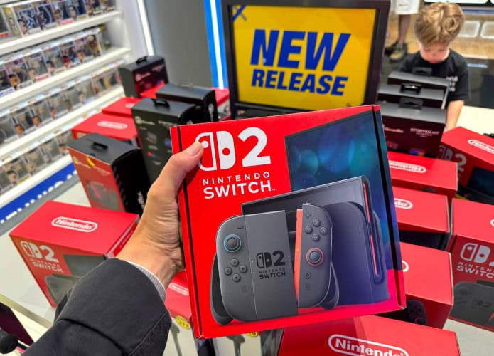 Pessoa segurando caixa do Nintendo Switch 2