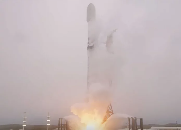 Foguete Falcon 9 prestes a decolar
