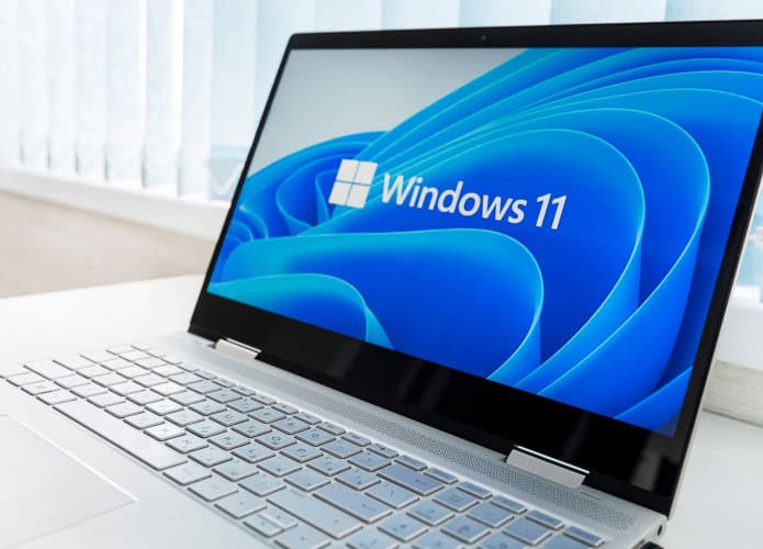 imagem mostra um notebook/laptop com teclado blanco e monitor preto, exibindo a tela do windows 11