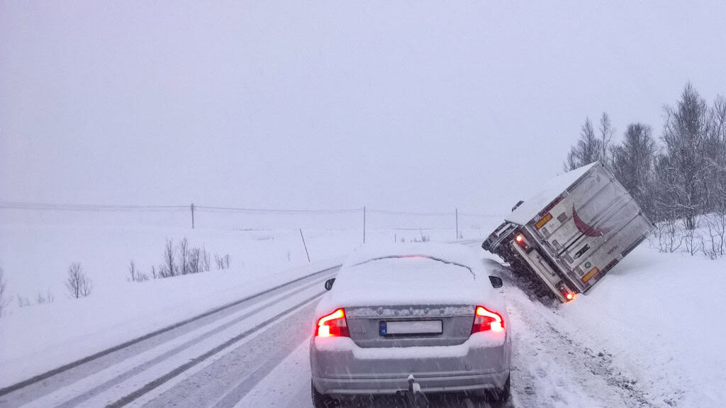 Acidente de caminhão em uma estrada coberta de neve na Noruega.