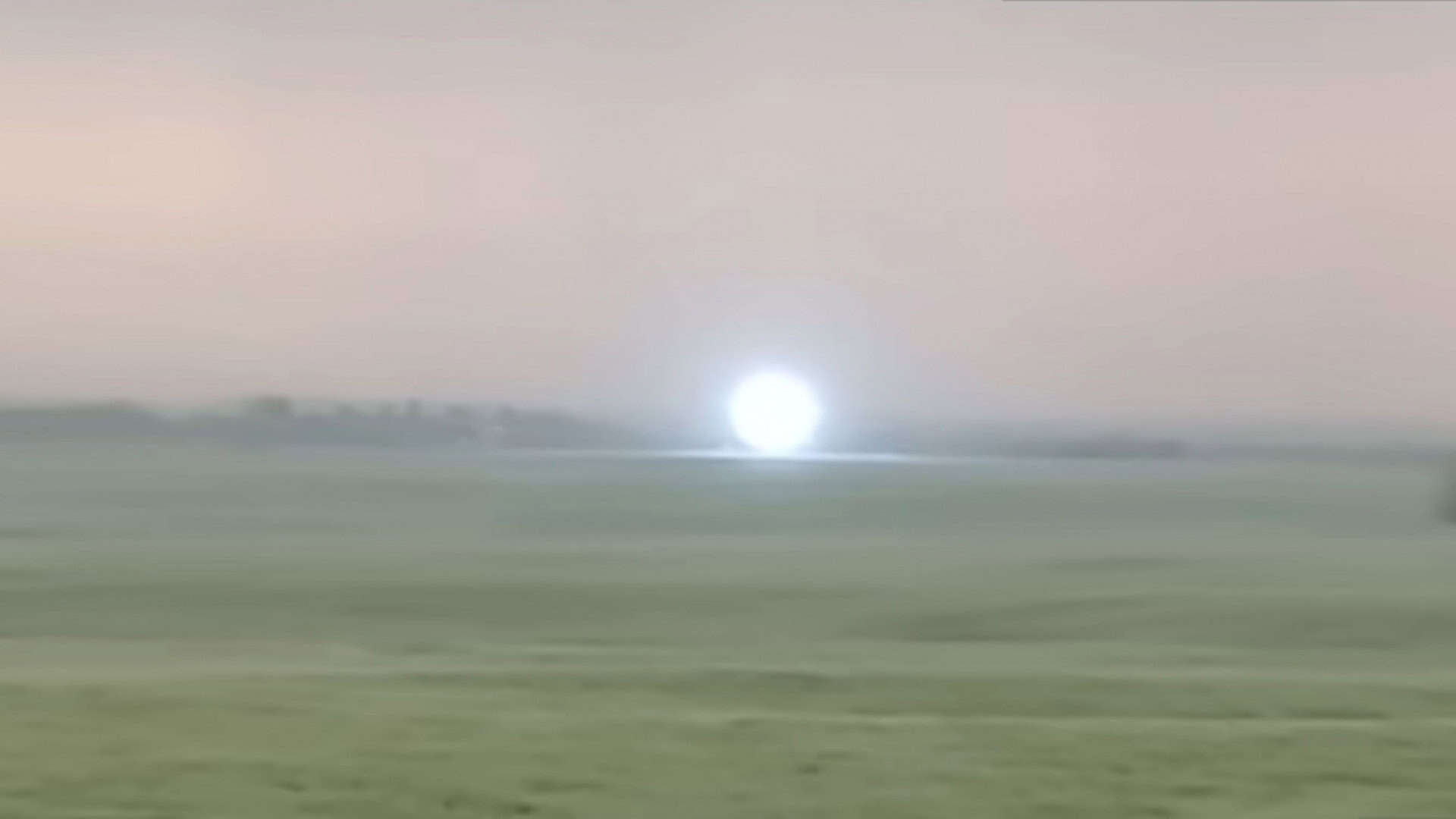 Vídeo mostra uma esfera de raios azul flutuando lentamente sobre um campo no Canadá