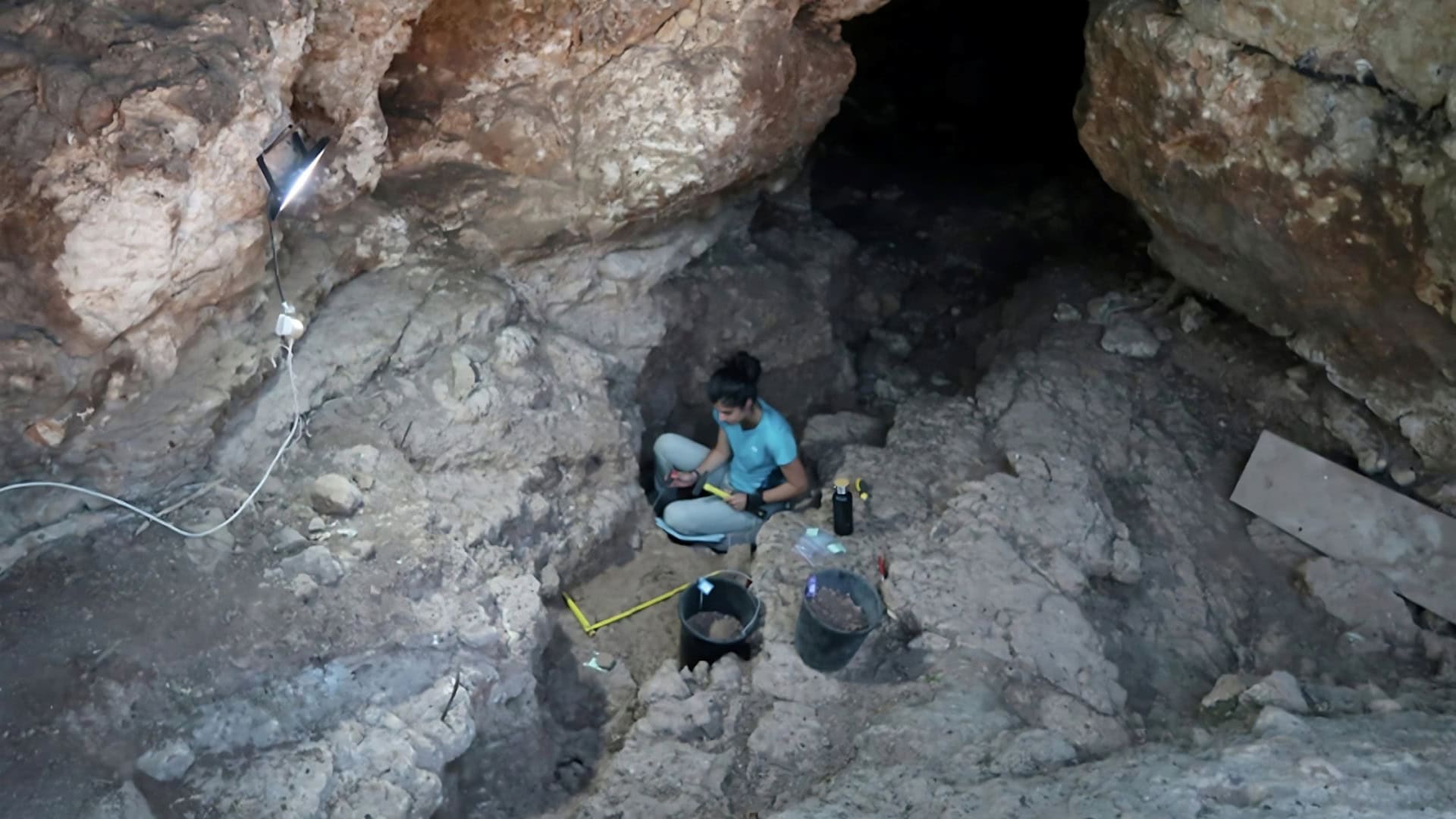 Pesquisadores têm escavado a Caverna Tinshemet desde 2016 e já encontraram artefatos e ossos com mais de 100 mil anos.