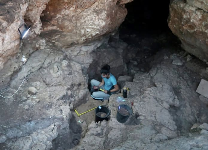Pesquisadores têm escavado a Caverna Tinshemet desde 2016 e já encontraram artefatos e ossos com mais de 100 mil anos.