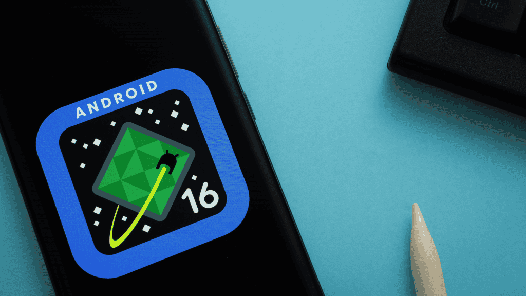 Logo do Android 16 em um smartphone