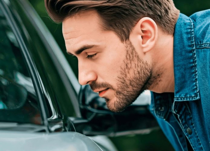 Homem sentindo um cheiro agradável