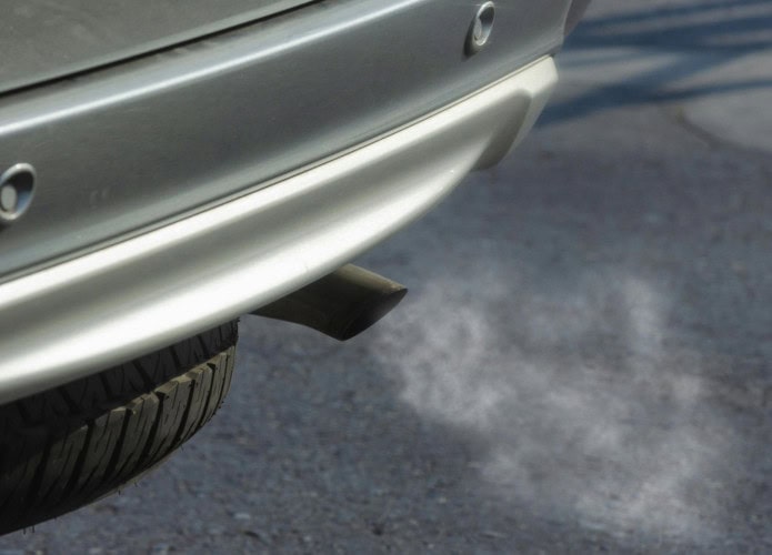 traseira de carro com excesso de fumaça no escapamento