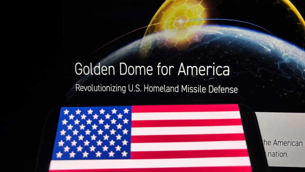 Imagem de bandeira dos Estados Unidos colocada na frente de tela inicial do site sobre o Domo de Ouro