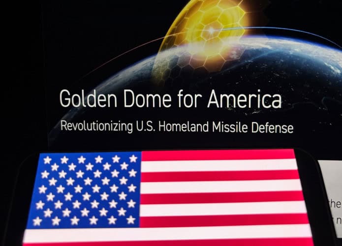 Imagem de bandeira dos Estados Unidos colocada na frente de tela inicial do site sobre o Domo de Ouro