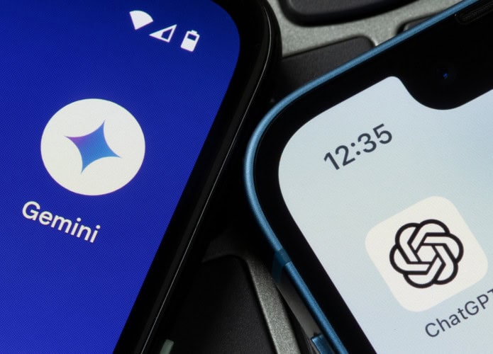 Celulares um do lado do outro; um exibe o ícone do aplicativo do Gemini na sua tela inicial; o outro, o ícone do ChatGPT