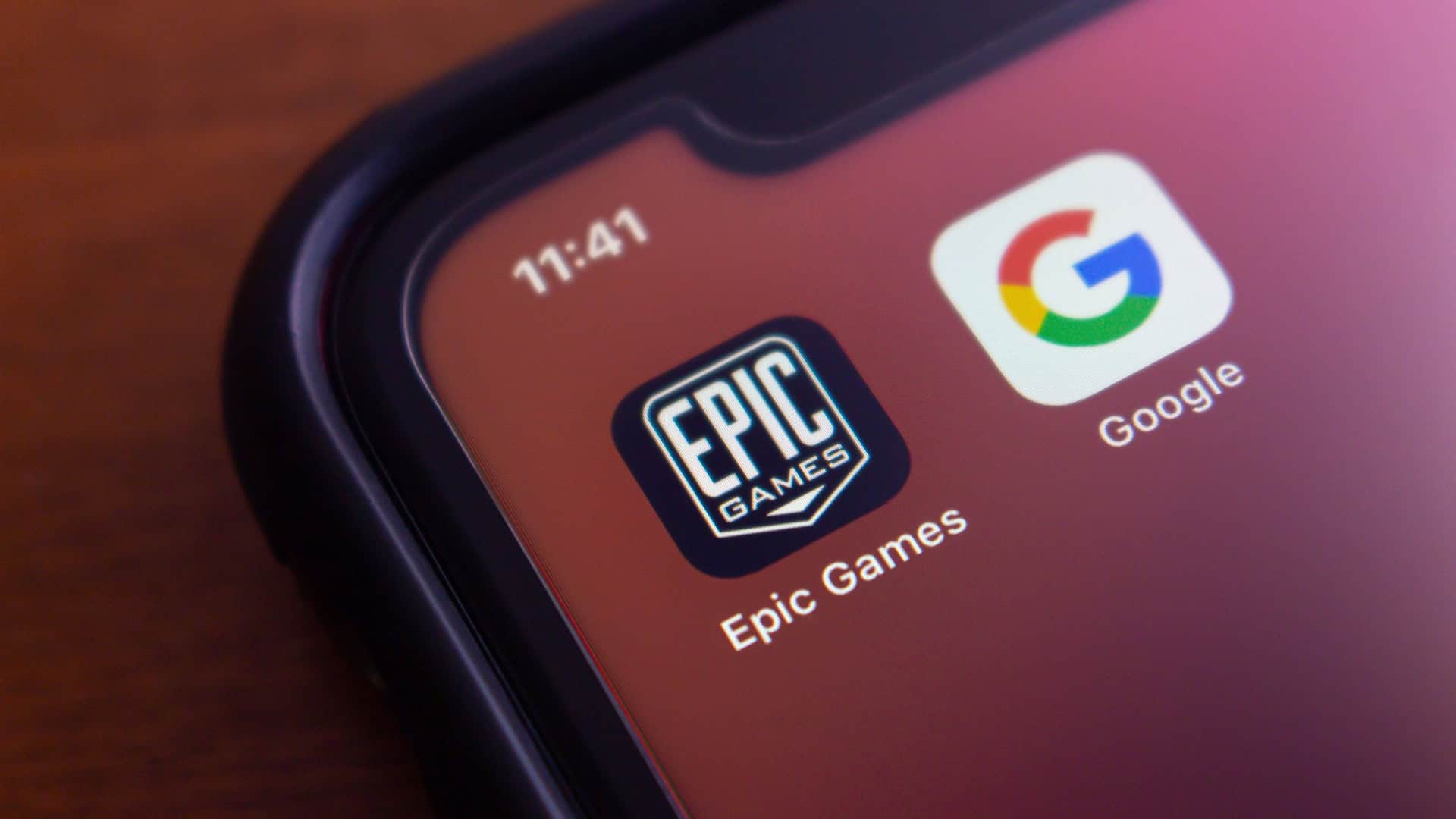 Ícones dos aplicativos da Epic Games e no Google na tela inicial de um iPhone