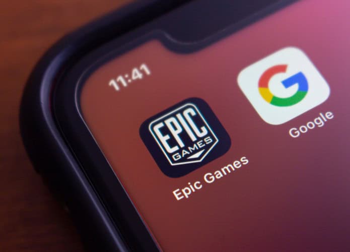 Ícones dos aplicativos da Epic Games e no Google na tela inicial de um iPhone