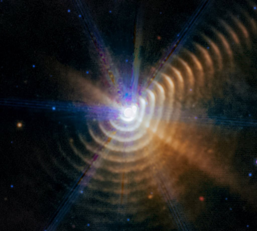 Em 2022, astrônomos identificaram o sistema WR140: duas estrelas responsáveis por gerar poeira cósmica rica em carbono a 5 mil anos-luz da Terra