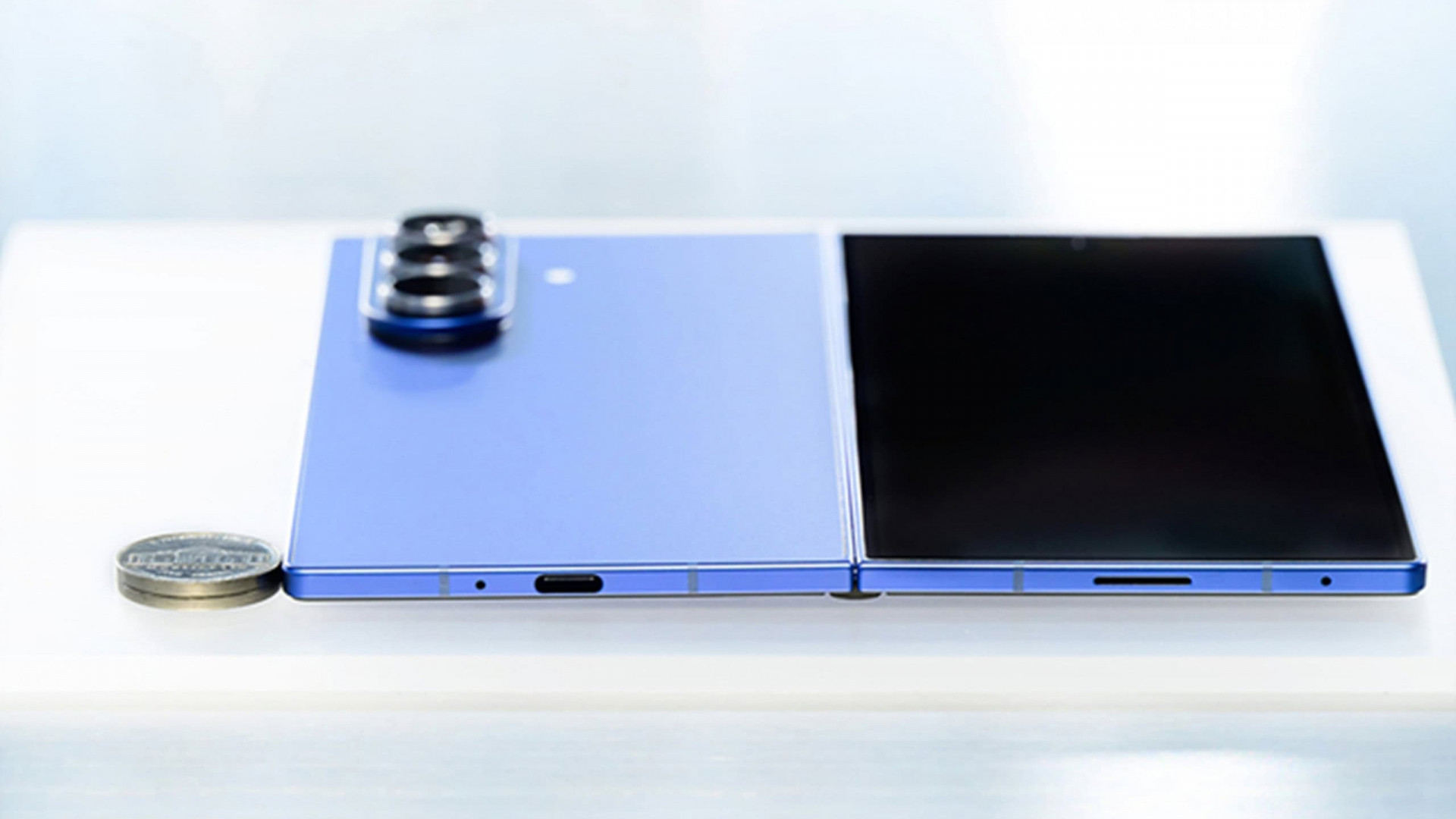 Galaxy Z Fold 7, da Samsung, aberto ao lado de moeda com a mesma espessura que ele