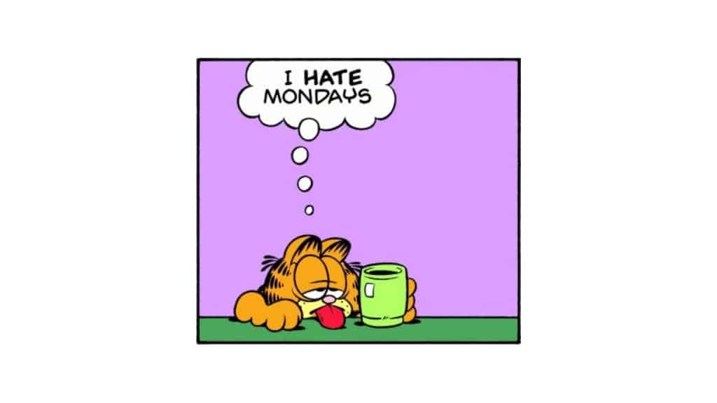 Quadrinho de Garfield com cabeça apoiada e segurando caneca cheia de café enquanto pensa sobre como odeia segundas-feiras