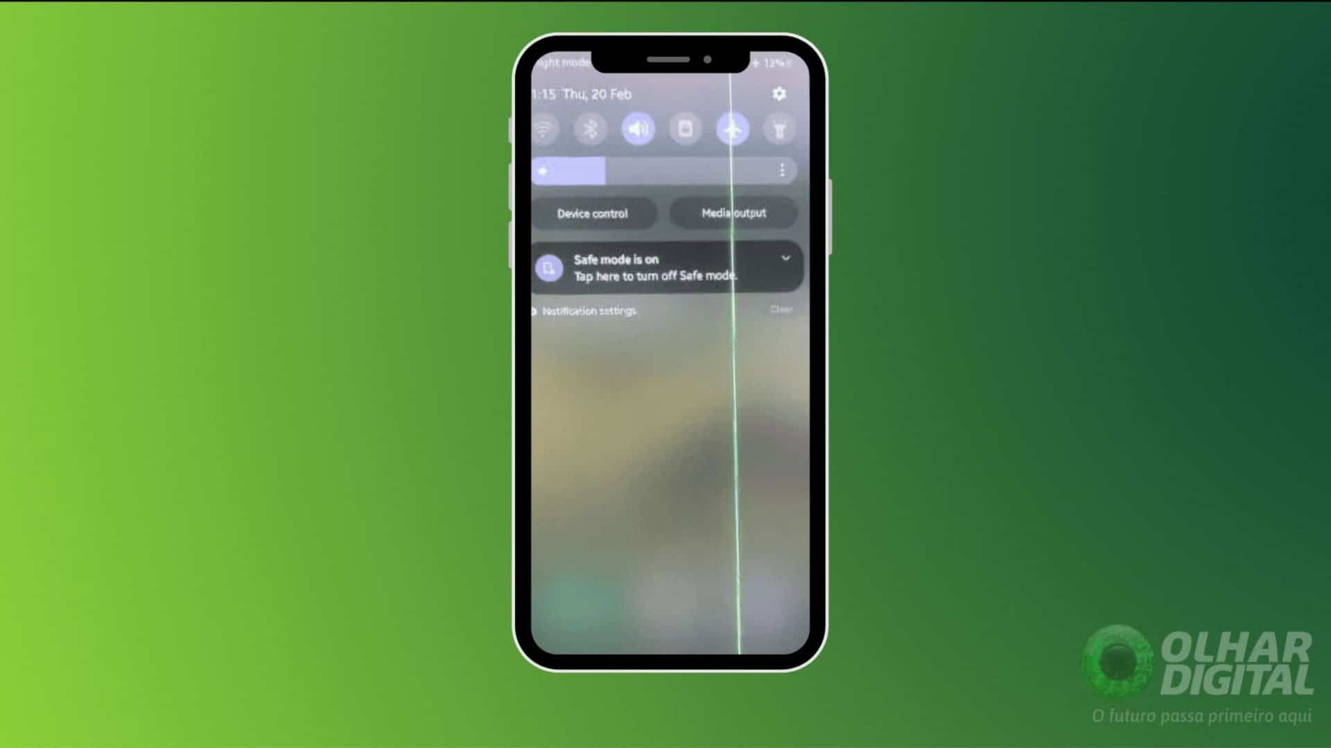 Celular Samsung com uma linha verde na vertical