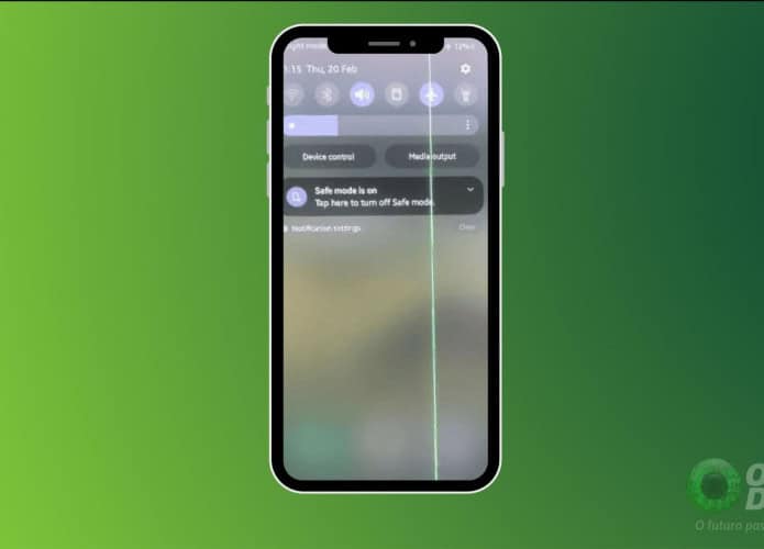 Celular Samsung com uma linha verde na vertical