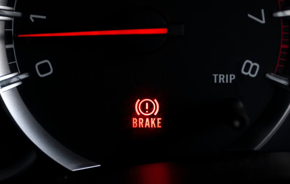 Luz do freio de mão acesa no painel do carro