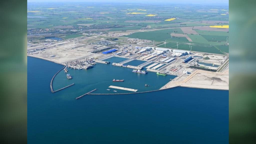 Visão aérea de portos de trabalho para construir maior túnel submerso do mundo
