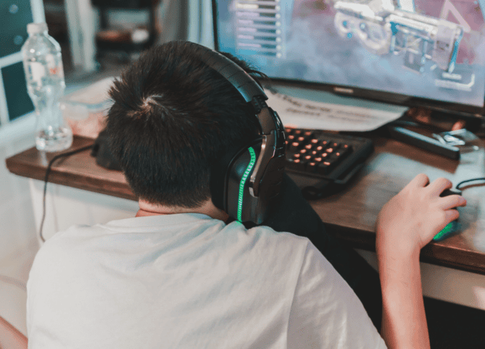 Jogando em um monitor curvo