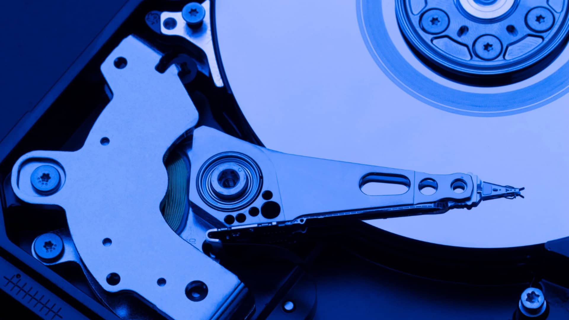 Imagem interna de um HD de computador (Imagem: @Freepik/Freepik)