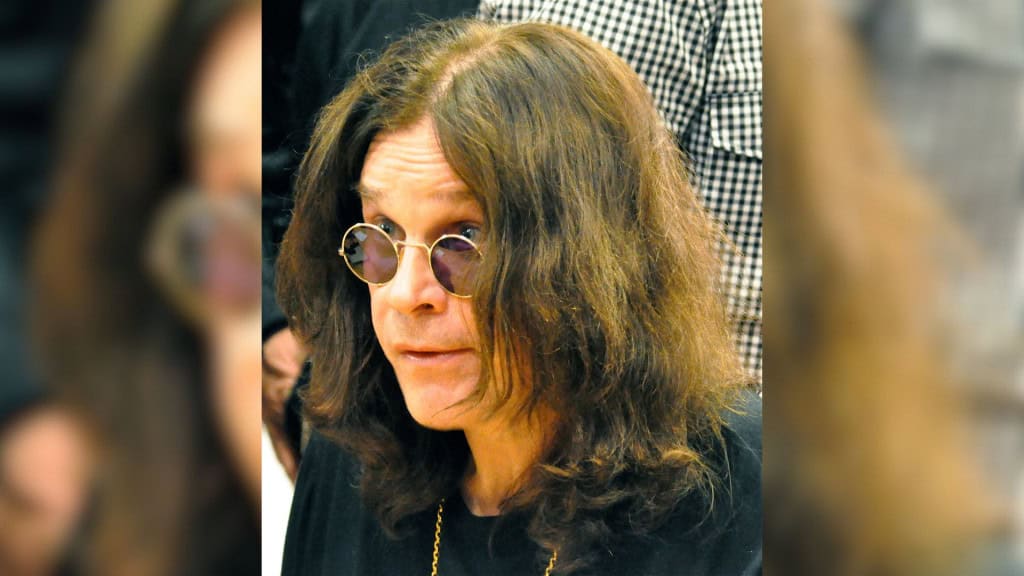 Foto de Ozzy Osbourne olhando sobre os óculos