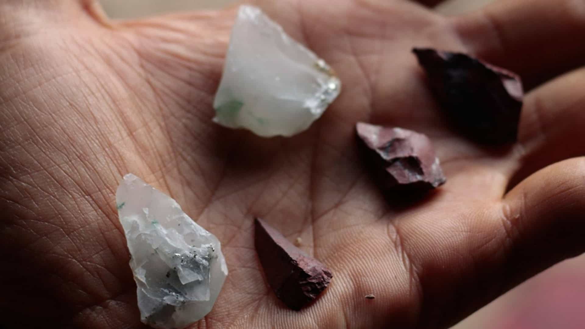Rochas coloridas usadas por hominídeos da África pra fazer suas ferramentas.