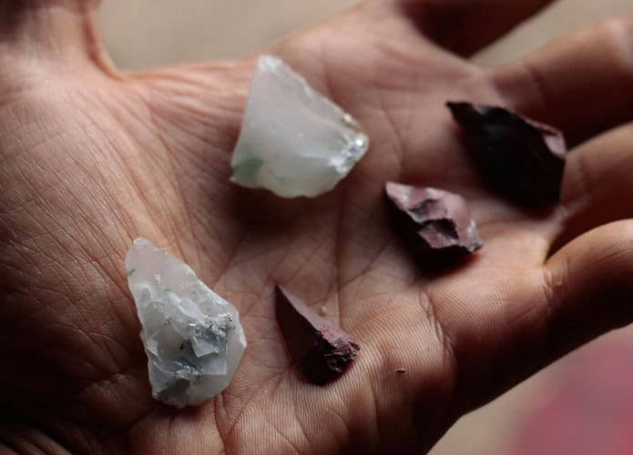 Rochas coloridas usadas por hominídeos da África pra fazer suas ferramentas.
