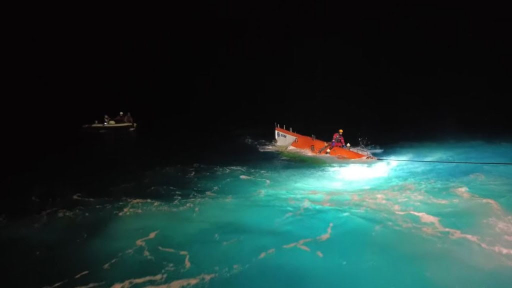 Homem em cima de submersível usado em expedições na Fossa das Marianas