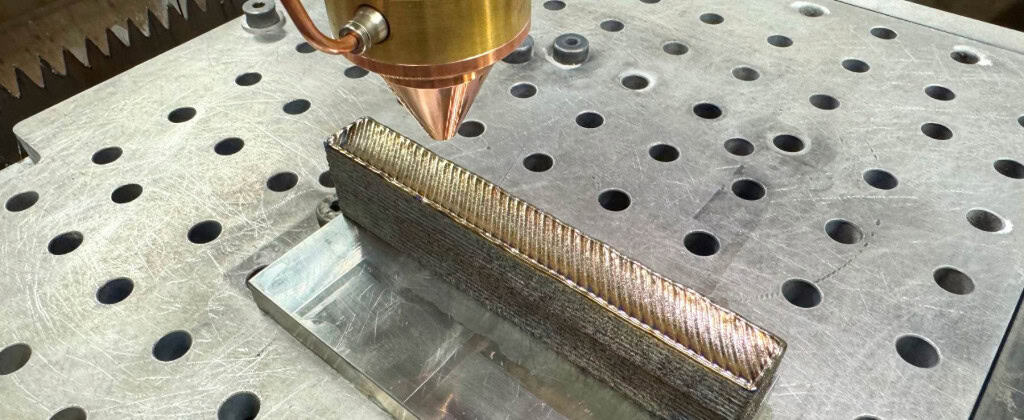 Liga de titânio sendo moldada por uma impressora 3D de metais.