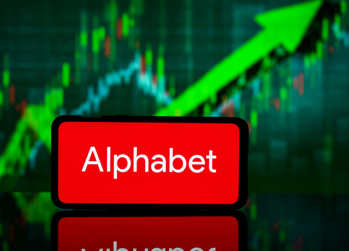 Ao fundo, gráfico financeiro; à frente, logo da Alphabet em um smartphone
