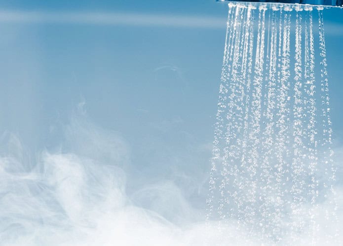 Chuveiro com água corrente e vapor
