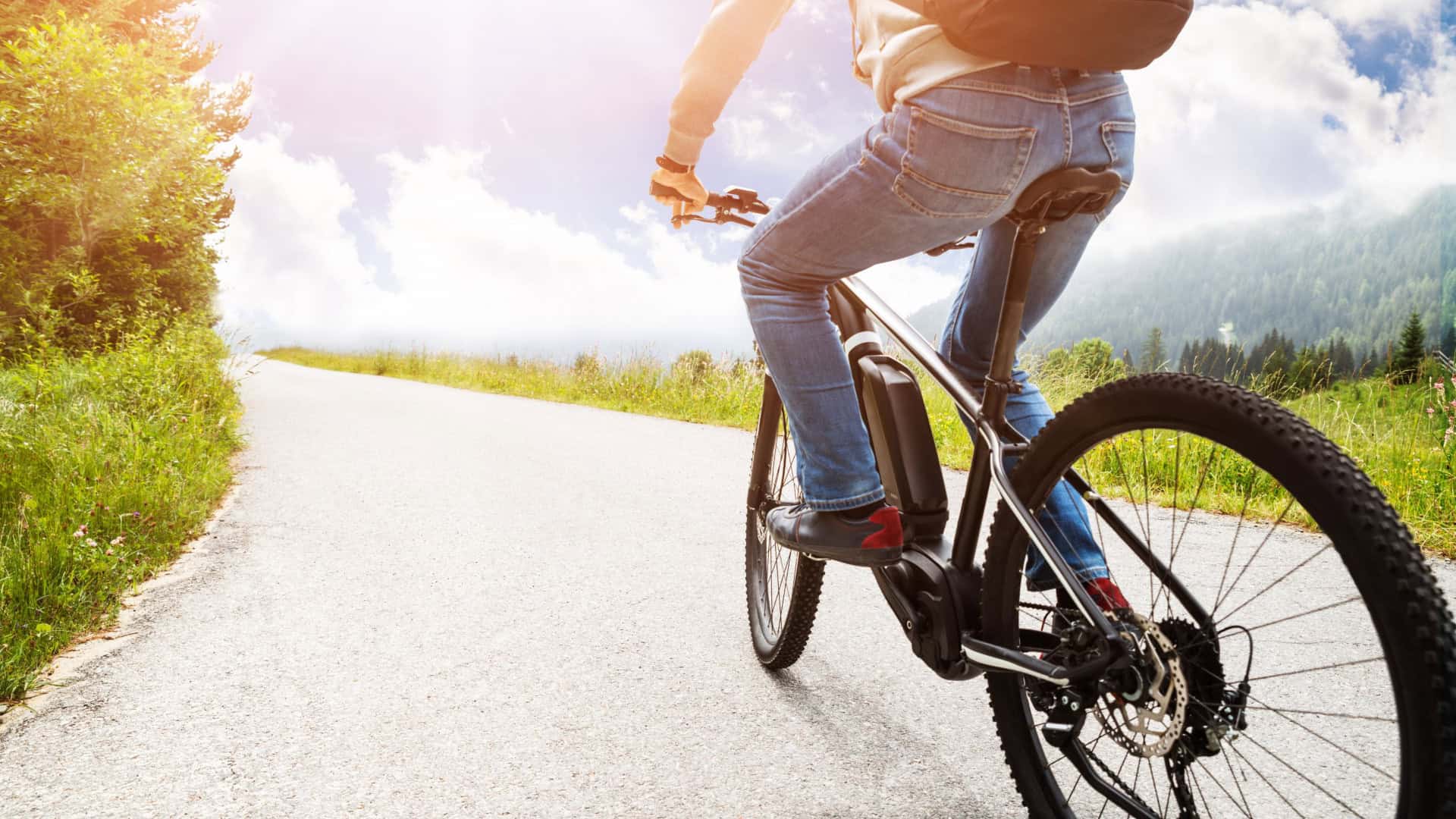 Homem andando de bicicleta