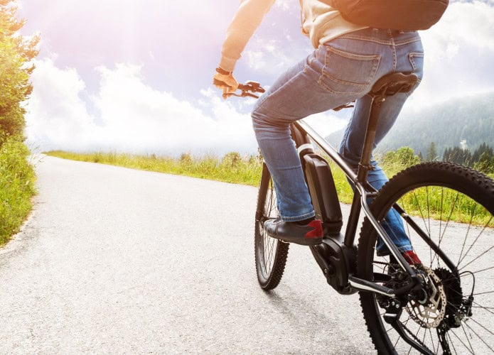 Homem andando de bicicleta
