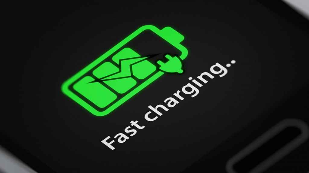 Símbolo de carregamento rápido da bateria na tela de um smartphone. Ilustração 3D.
