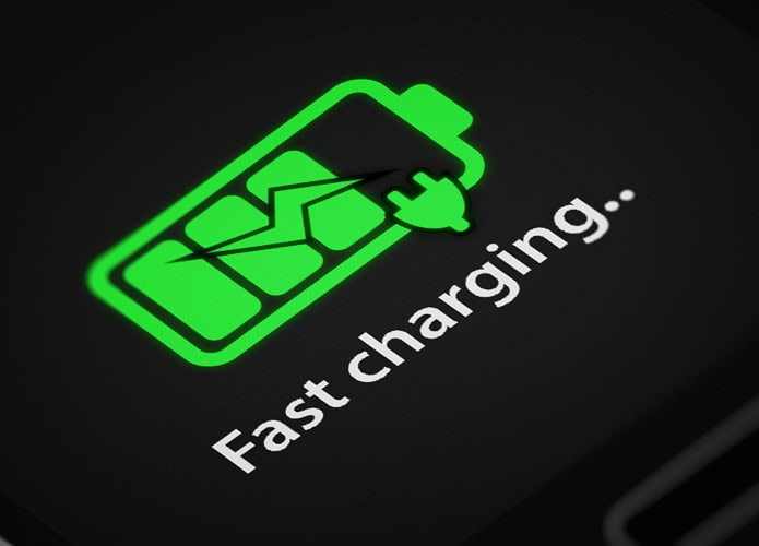 Símbolo de carregamento rápido da bateria na tela de um smartphone. Ilustração 3D.