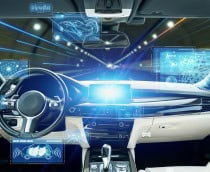 Interior de carro autônomo com sistema de direção assistida e HUD (Head-Up Display)