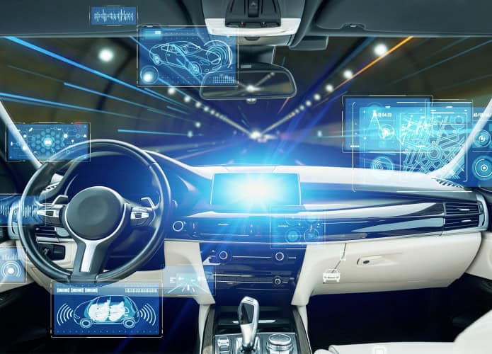 Interior de carro autônomo com sistema de direção assistida e HUD (Head-Up Display)