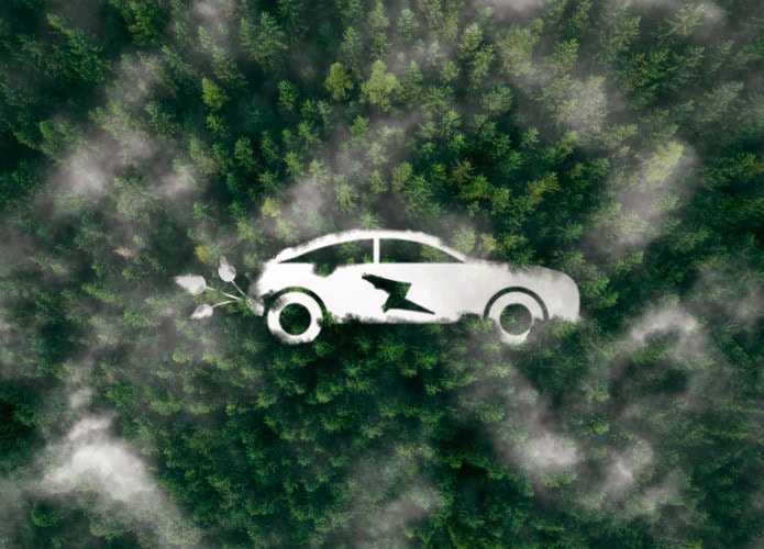 Floresta vista de cima com um desenho de um carro com um raio desenhado acima dela