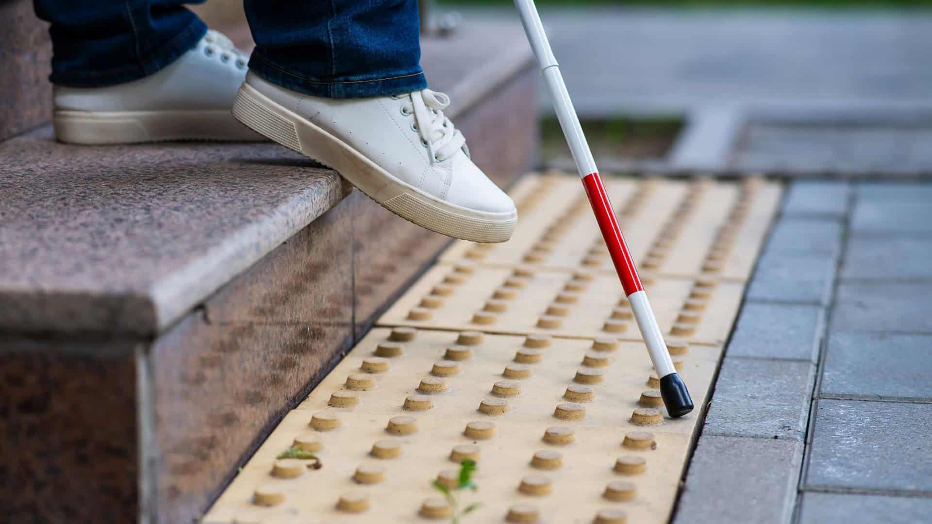 Homem com cegueira recupera visão após tratamento inédito