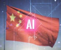 Bandeira da China ao fundo com os dizeres 