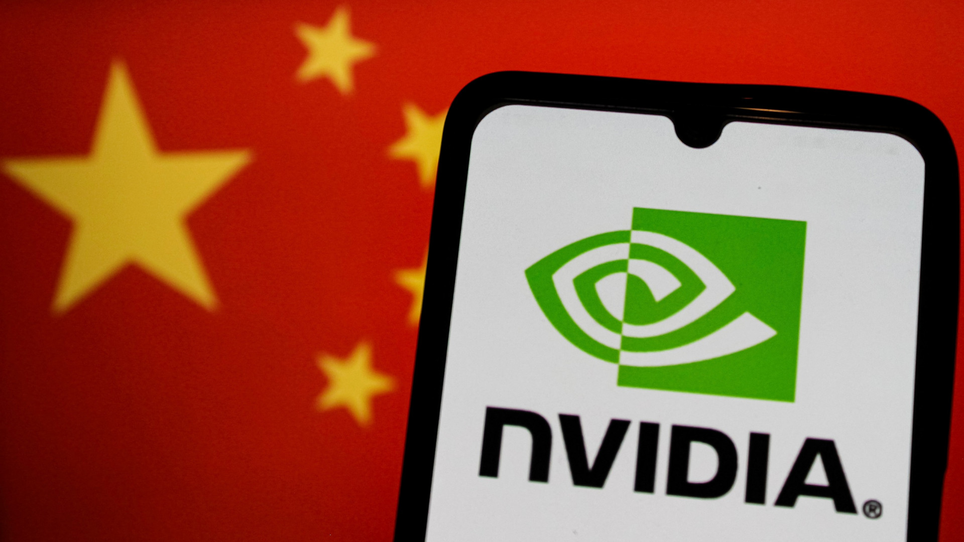 Bandeira da China ao fundo, com logo da Nvidia à frente em um smartphone