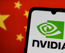 Bandeira da China ao fundo, com logo da Nvidia à frente em um smartphone
