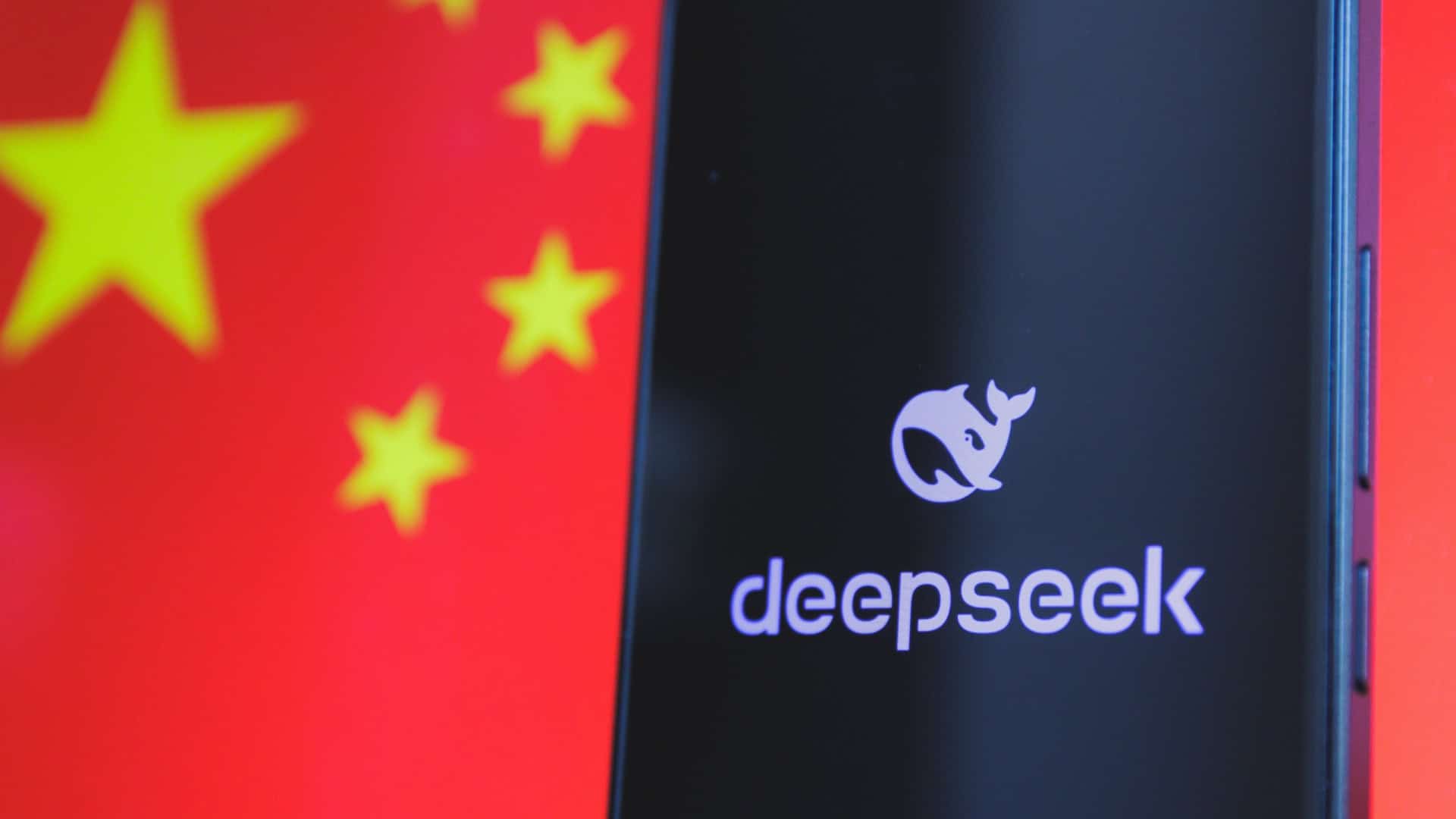 Ao fundo, bandeira da China; à frente, logo da DeepSeek em um smartphone