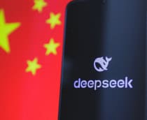 Ao fundo, bandeira da China; à frente, logo da DeepSeek em um smartphone