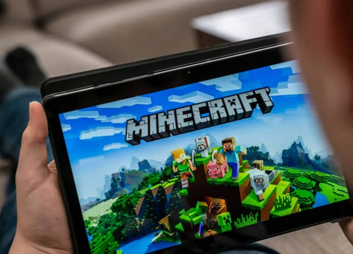 Jogando Minecraft