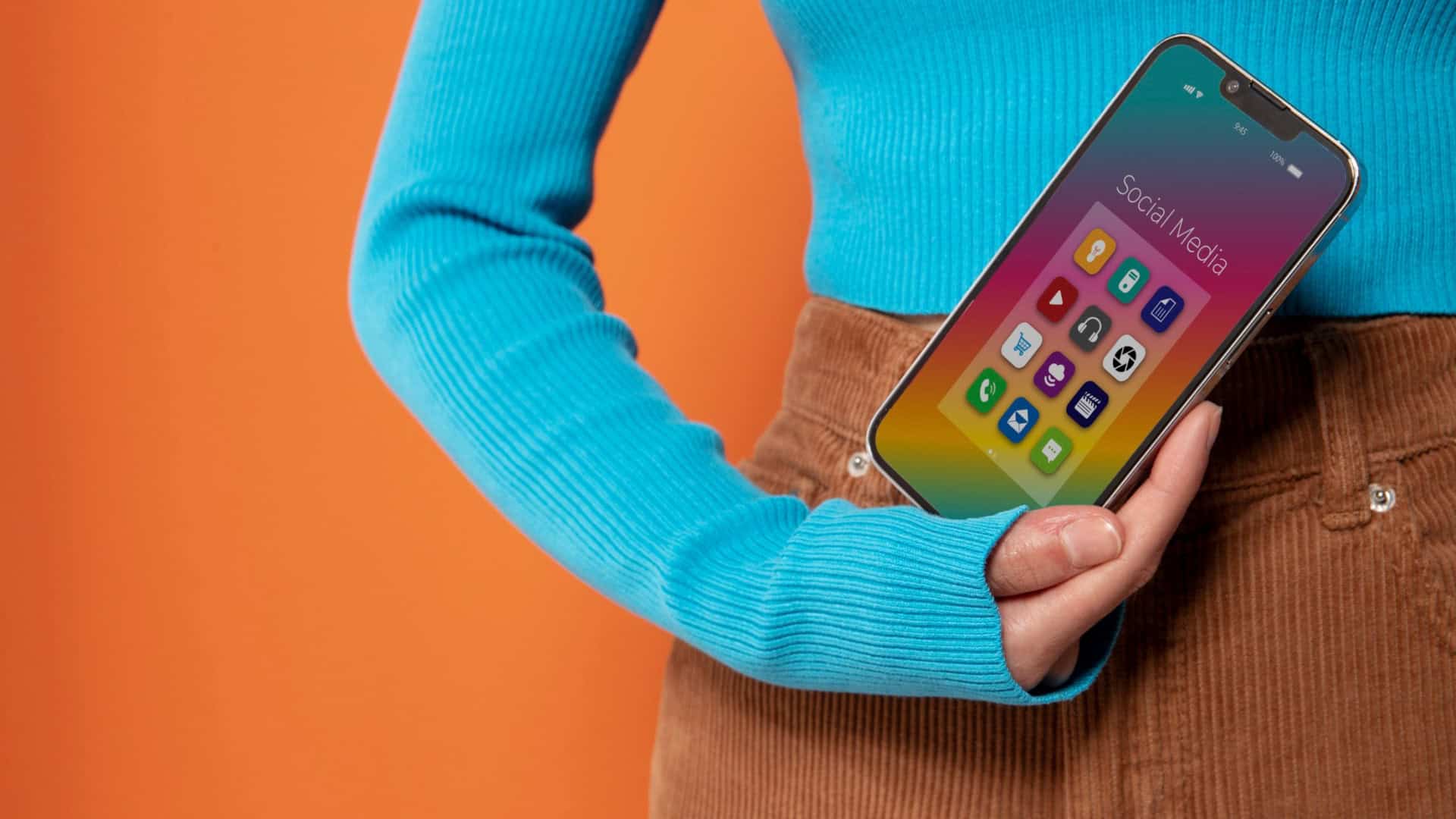 mulher com blusa azul em um fundo laranja, segurando celular android