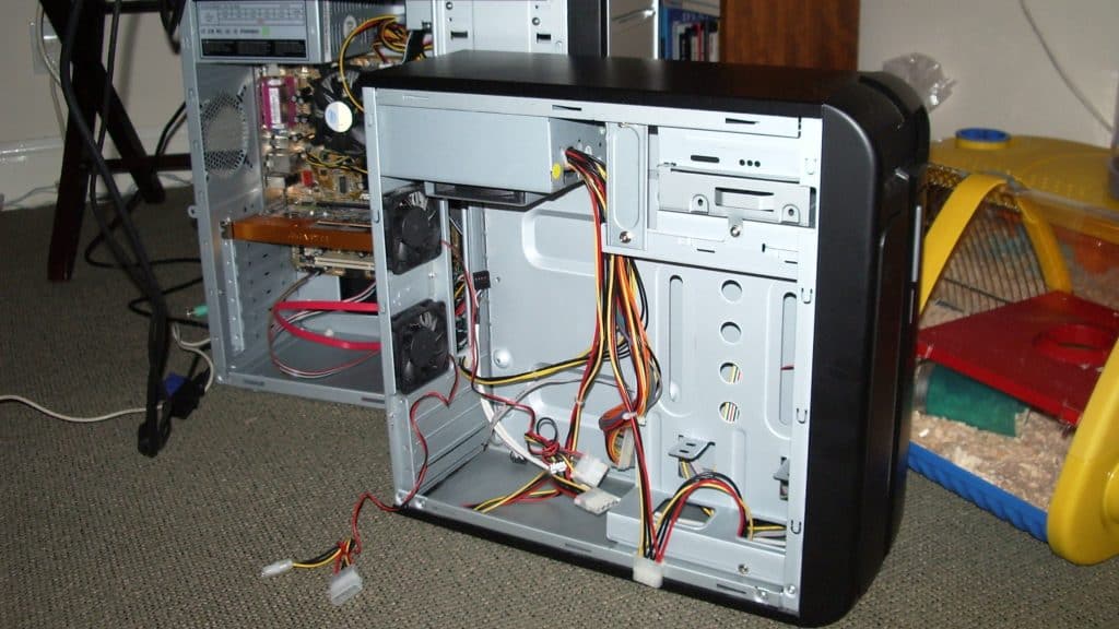Gabinete antigo de computador.