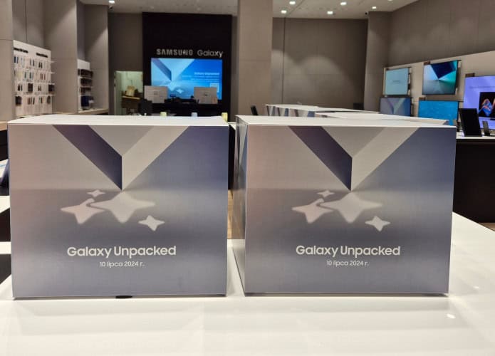 Duas caixas de papelão com a inscrição do Galaxy Unpacked