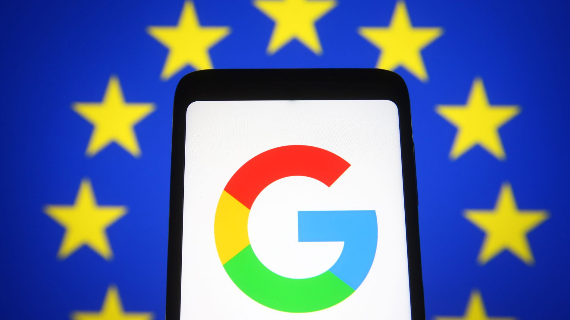 Celular com logotipo do Google na tela na frente de bandeira da União Europeia